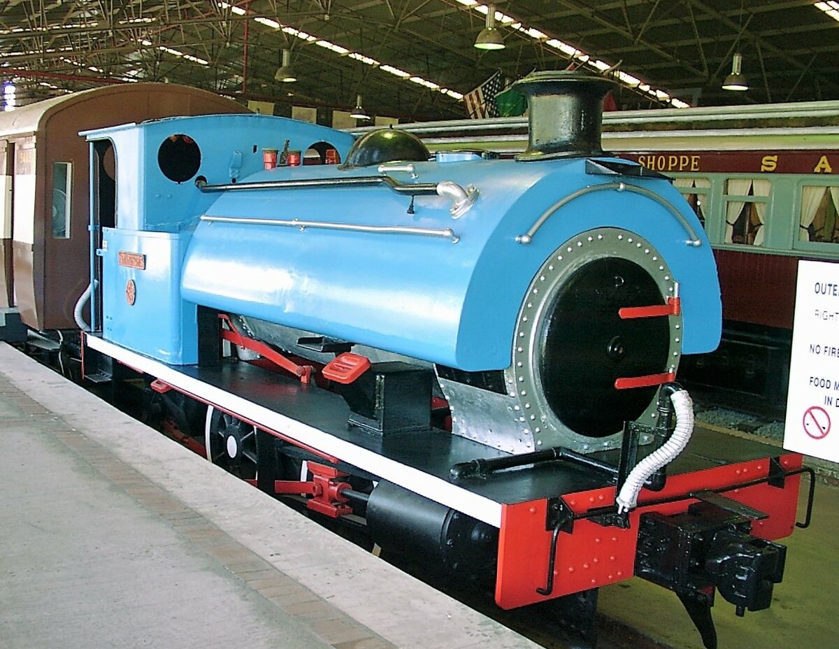 Eine B-Satteltanklok im Railroad Museum George (heute Outeniqua Transport Museum) am 10.11.2000, die doch sehr an Thomas, die kleine Lokomotive erinnert. 😀
Im aktuellen Verzeichnis der ausgestellten Lokomotiven ist sie nicht mehr vorhanden.