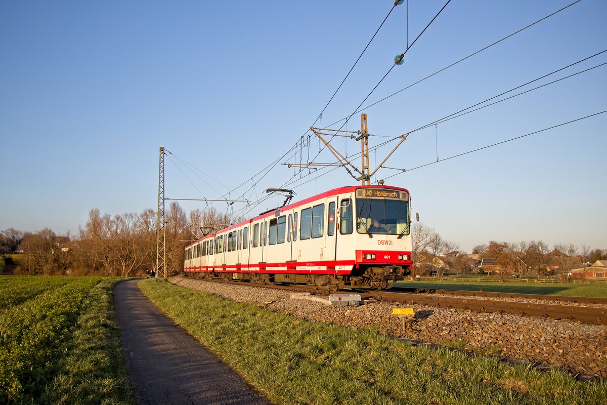 Eine B100S-Doppeltraktion aus Wagen 401 und 407 verlässt die Haltestelle Grevel (26.02.2022)