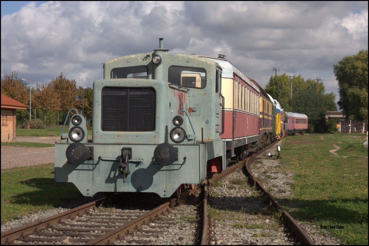 Eine Babelsberger Rangierlok mit der Bezeichnung V 15 1002 stand am 26.09.2015 im Wissenschaftshafen an der Spitze von Museumsfahrzeugen der Magdeburger Eisenbahnfreunde e. V. 