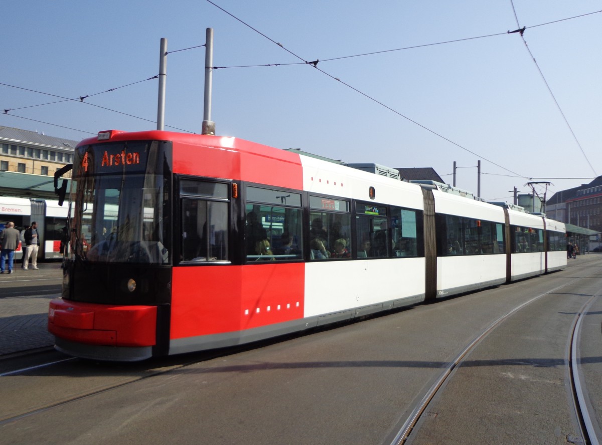 Eine Bahn des Typs GT8N als Linie 4 Arsten am Hauptbahnhof, 29.03.14
