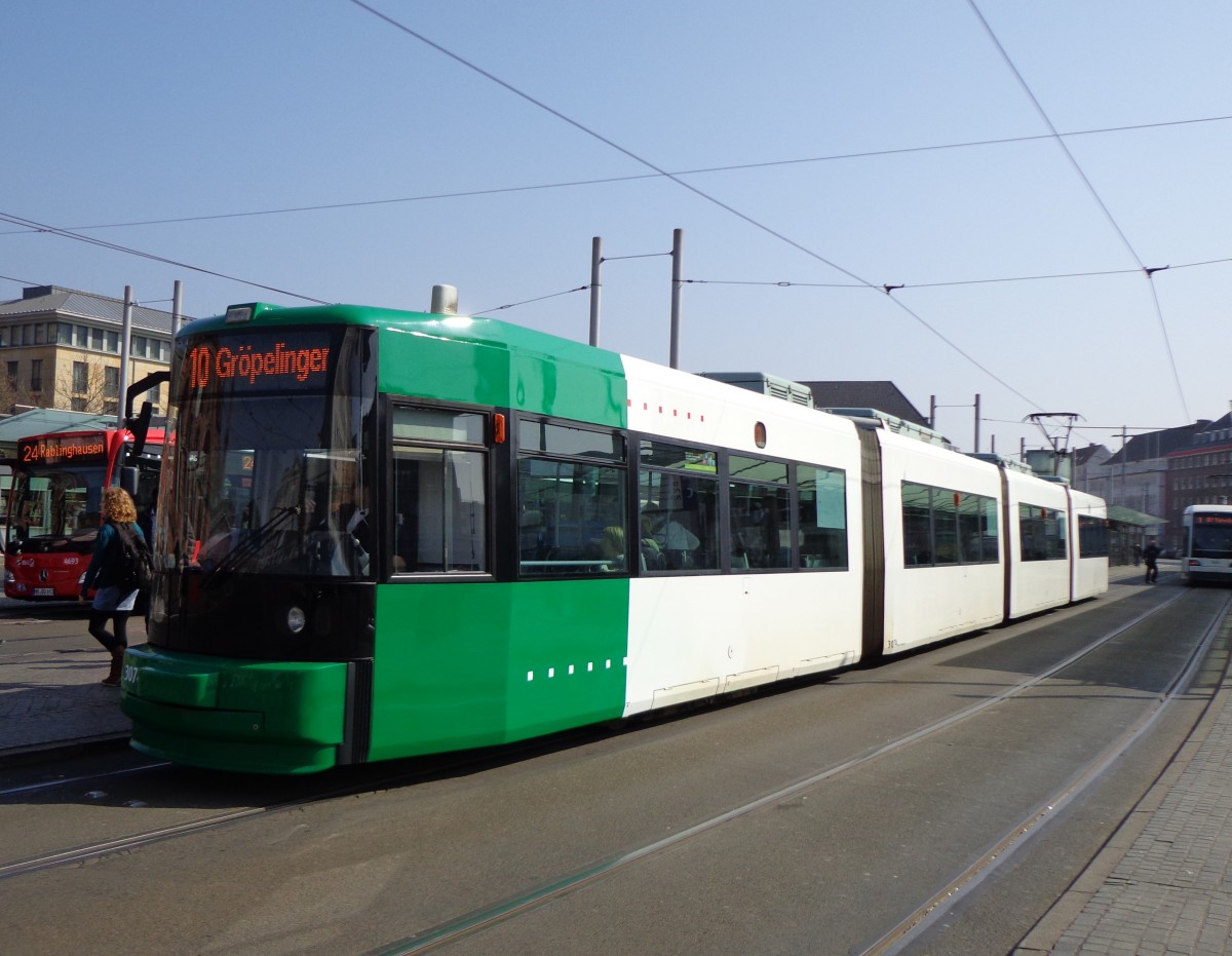 Eine Bahn des Typs GT8N als Linie 10 Gröpelingen am Hauptbahnhof, 29.03.14