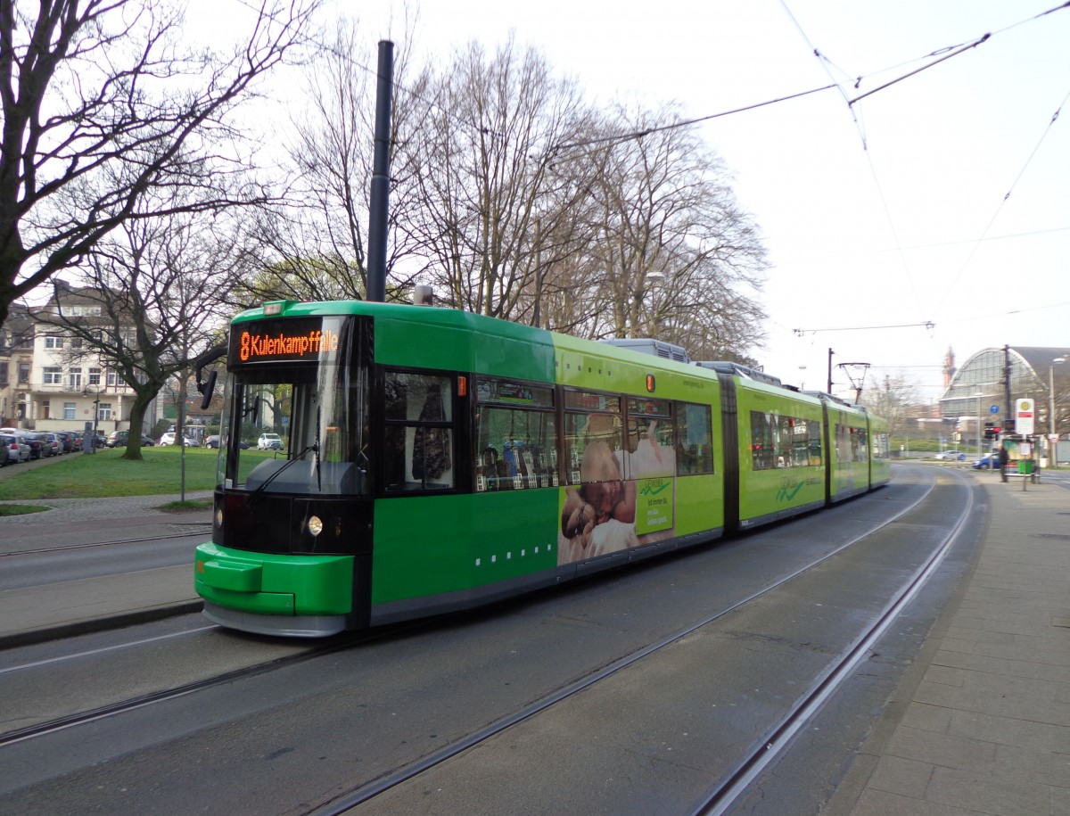 Eine Bahn des Typs GT8N als Linie 8 Kulenkampffallee an der Blumenthalstr. am 30.03.14