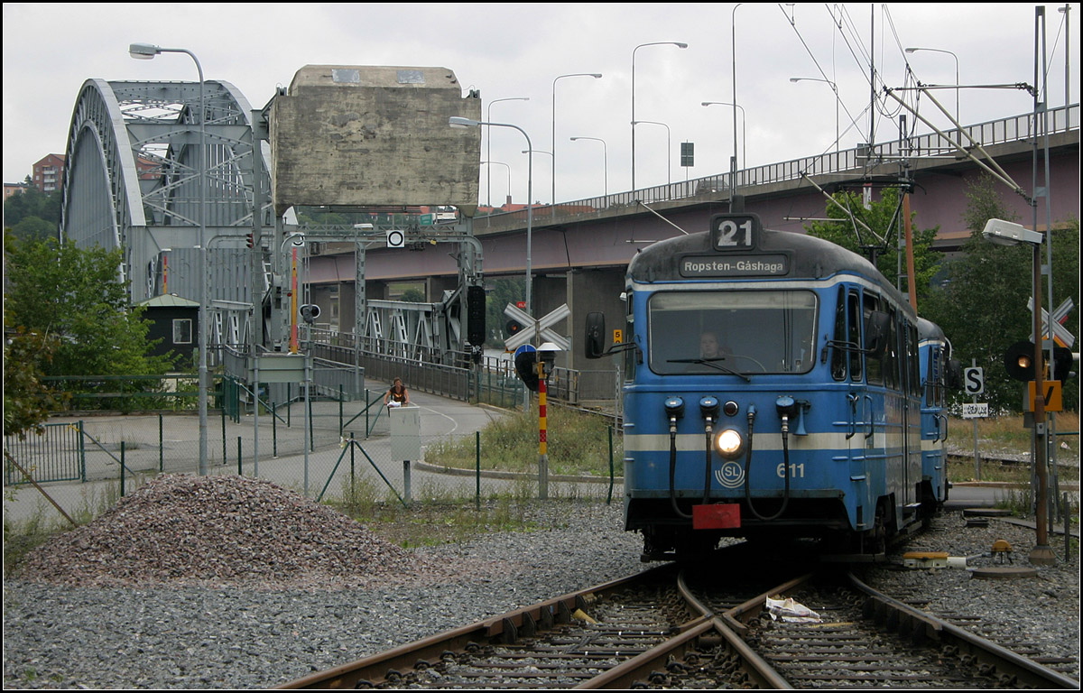 Eine Bahn für die Insel Lidingö bei Stockholm -

Im Anschluss an die Tunnelbana an der Station  Ropsten  fährt die Lidingöbanan weiter auf die namensgebende Insel Lidingö, eine selbständige Kommune im Osten von Stockholm. Die Bahn ist etwa 9 km lang und ist nur teilweise zweigleisig ausgebaut. Sie verläuft völlig auf eigenem Bahnkörper. Die Fahrzeuge stammen aus den Jahren 1944 bis 1952. Möglicherweise wird sie eines Tages mit dem momentan entstehenden Stadtbahnnetze in Stockholm verbunden. Das Bild zeigt eine in die Endstation  Ropsten  einfahrende Bahn. Im Hintergrund die Lidingöbrücke. 

16.08.2007 (M)