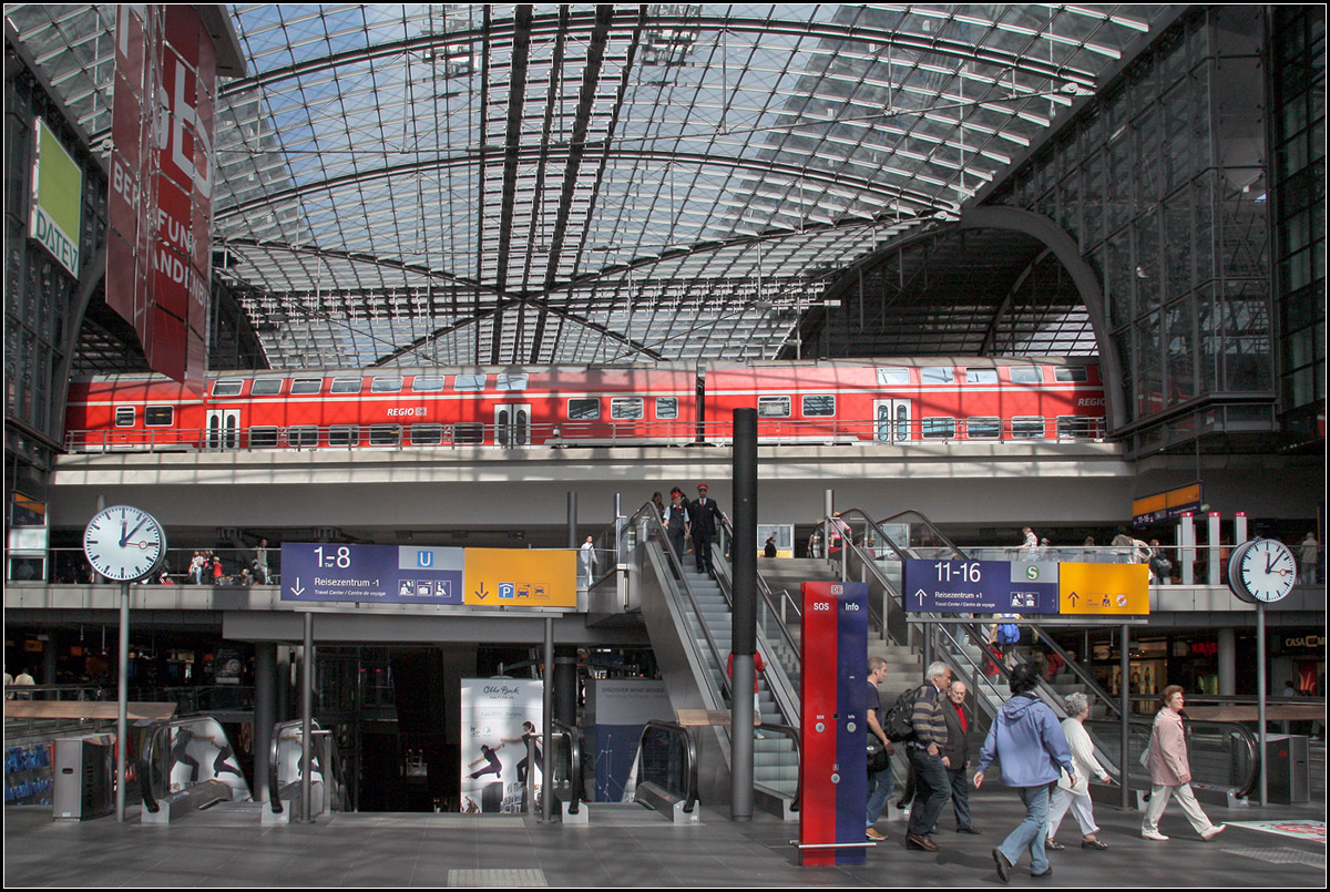 Eine Bahn kreuzt -

Berlin Hauptbahnhof.

19.08.2010 (M)