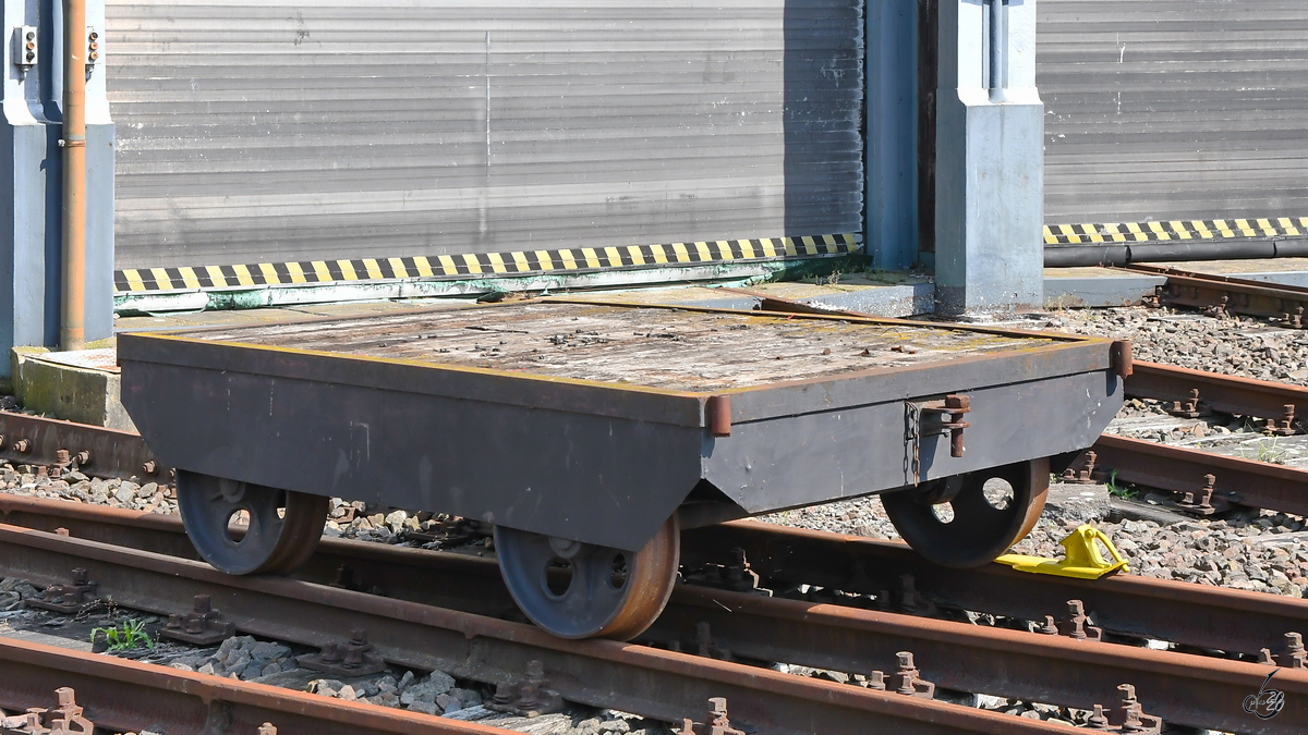 Eine Bahnbaulore stand Mitte Juni 2020 vor dem Lokschuppen Pomerania Pasewalk.