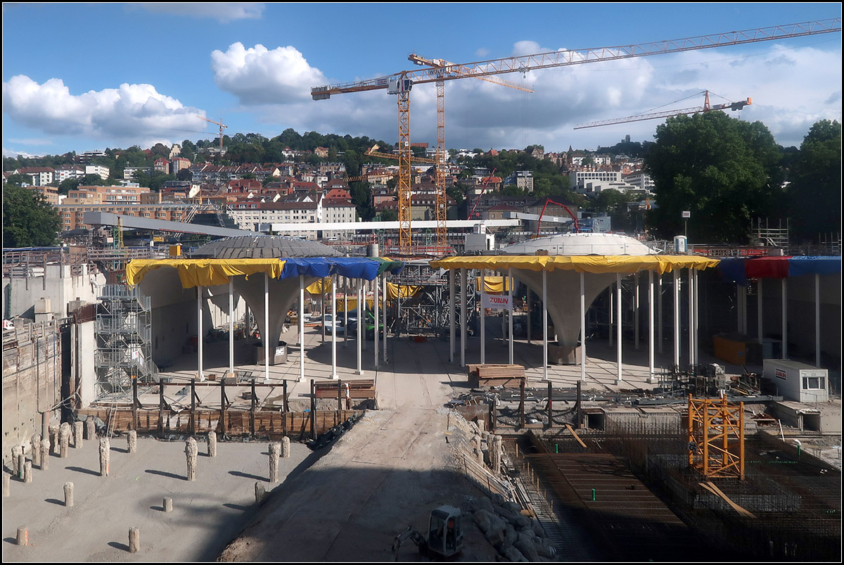 Eine Bahnsteighalle im Entstehen -

Rohbauarbeiten am neuen Stuttgarter Hauptbahnhof mit den später charakteristischen Kelchstützen.

05.09.2019 (M)