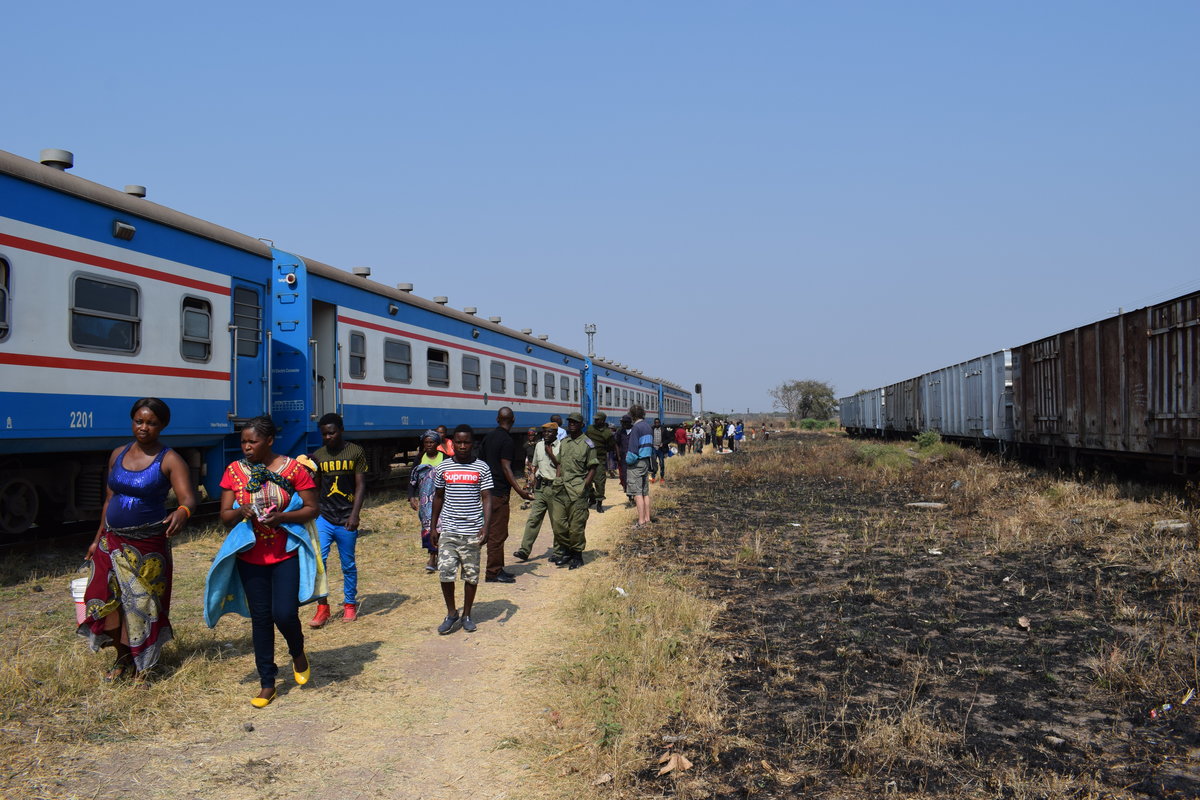 Eine  Bahnsteigszene  auf der Fahrt des Mukuba Express am 06.09.2017 von Kapiri Mposhi nach Dar Es Salaam.