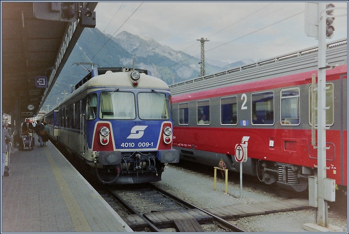 Eine Bahnsteigszene in Innsbruck im Herbst 1993; damals waren die ÖBB ET 4010 noch alltäglich, aber durch ihre gelungene Form und ihren exzellenten Fahrkomfort was ganz  besonderes. 

Sept. 1993