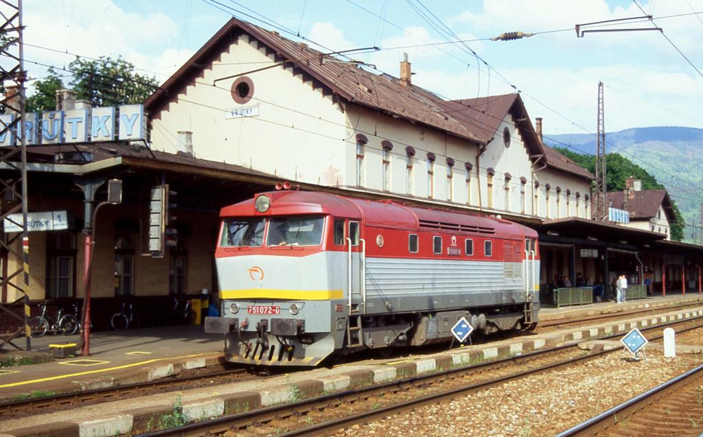 Eine Bardotka im Bahnhof Vrutky. Am 17.5.2004 traf ich dort 751072 an.