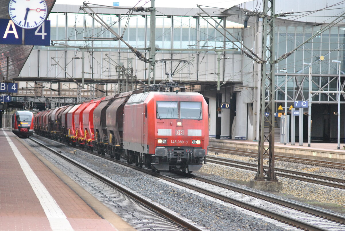 Eine Baureihe 145 durchfährt Gleis 5 des Kassel-Wilhemshöher Bahnhofes. 145 080-8  12.04.2022