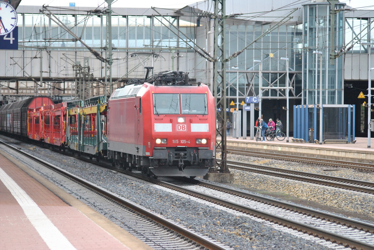 Eine Baureihe 185 durchfährt Gleis 5 des Kassel-Wilhemshöher Bahnhofes. 185 105-4  12.04.2022