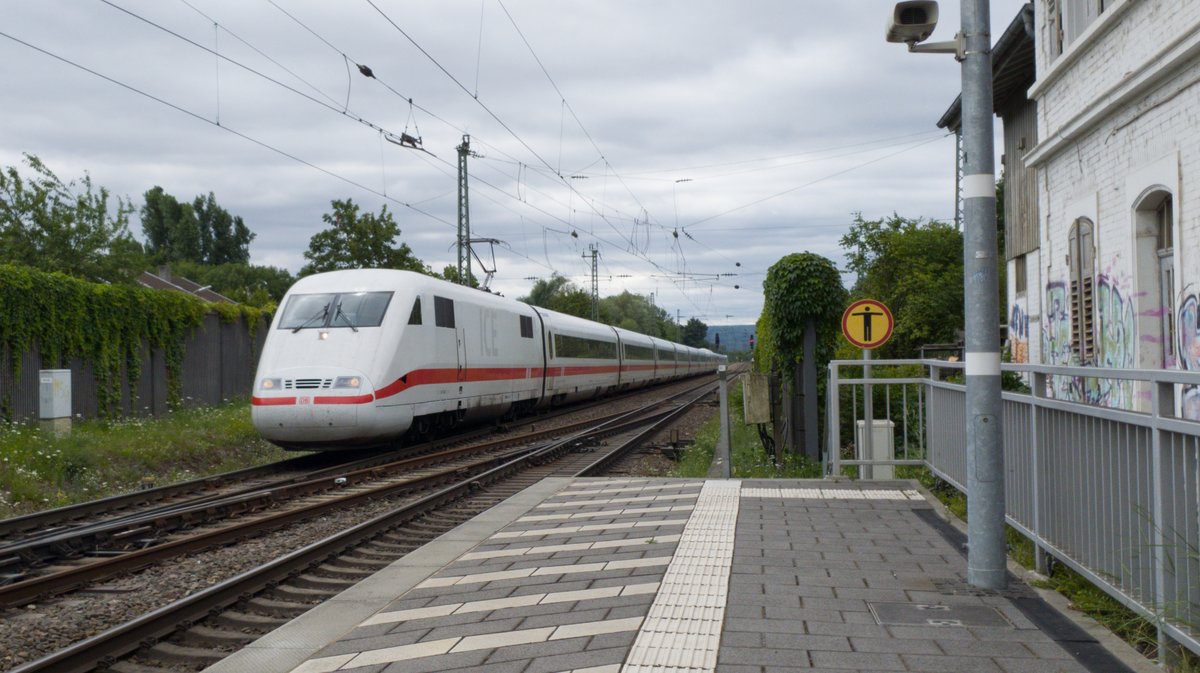 Eine Baureihe 401 (ICE 1) als ICE 74 nach Kiel Hbf durchfährt Karlsruhe-Hagsfeld am 5. Juli 2020 um 12:58 Uhr.