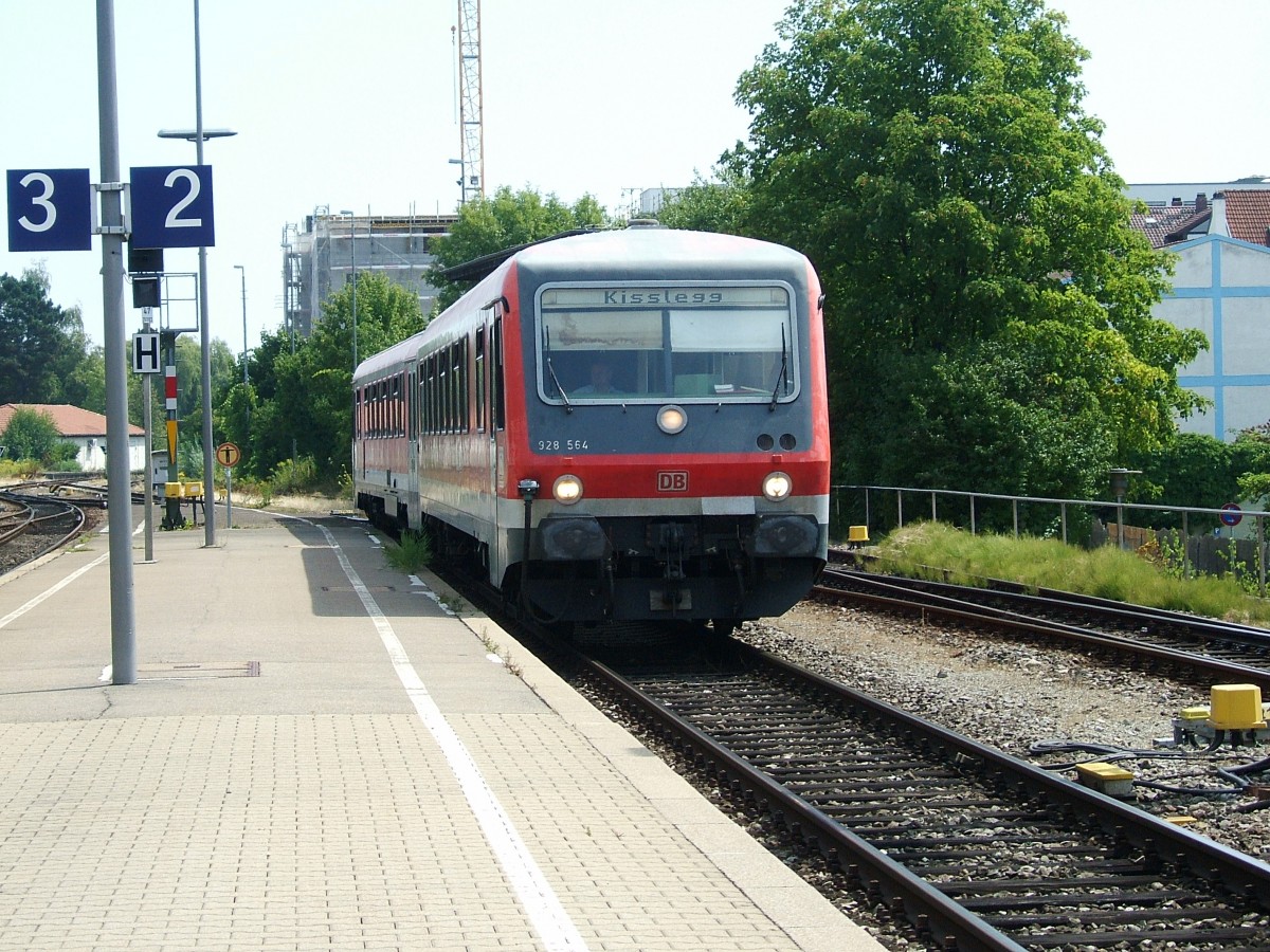Eine Baureihe 628/928 bei der Einfahrt in Friedrichshafen Stadt. Nach Aufenthalt fährt der Triebzug nach Kißlegg weiter.
Aufgenommen am 09.08.2015