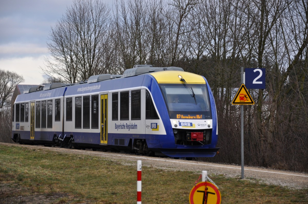 Eine Bayerische Regiobahn ( BRB ) mit Alstom Coradia LINT 41 fährt in den Bahnhof Radersdorf (Landkreis Aichach-Friedberg), Paartalstrecke (KBS 983) ein, am 18.01.2015