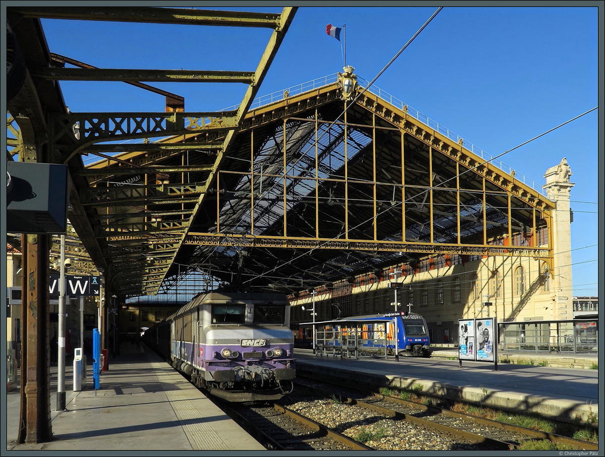 Eine BB 22000 wartet am 01.10.2018 mit dem TER 17475 im Bahnhof Marseille-Saint Charles auf die Abfahrt. Rechts steht noch 23 516 in der historischen Bahnhofshalle.