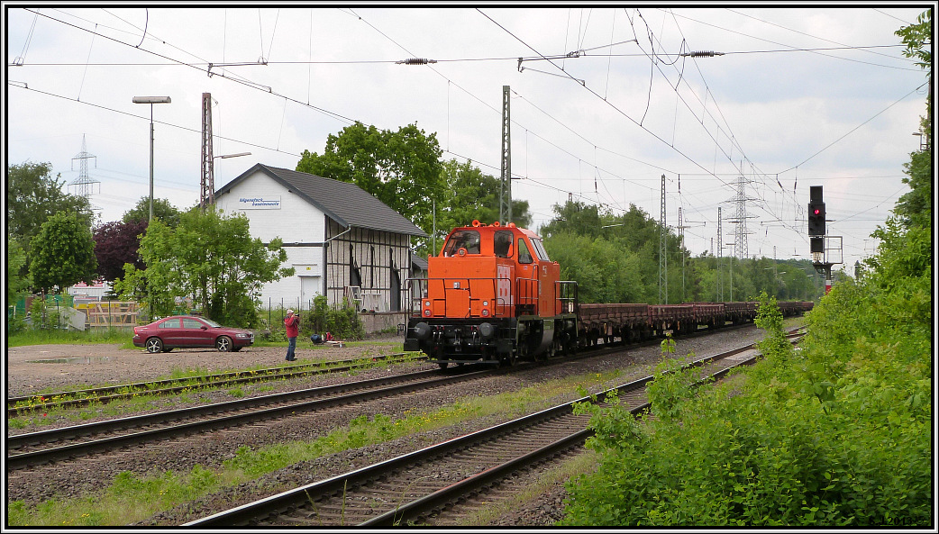 Eine BBL Diesellok (212) mit Niederbordwaggons am Haken ist unterwegs bei Lintorf.
Bildlich festgehalten im Mai 2013.