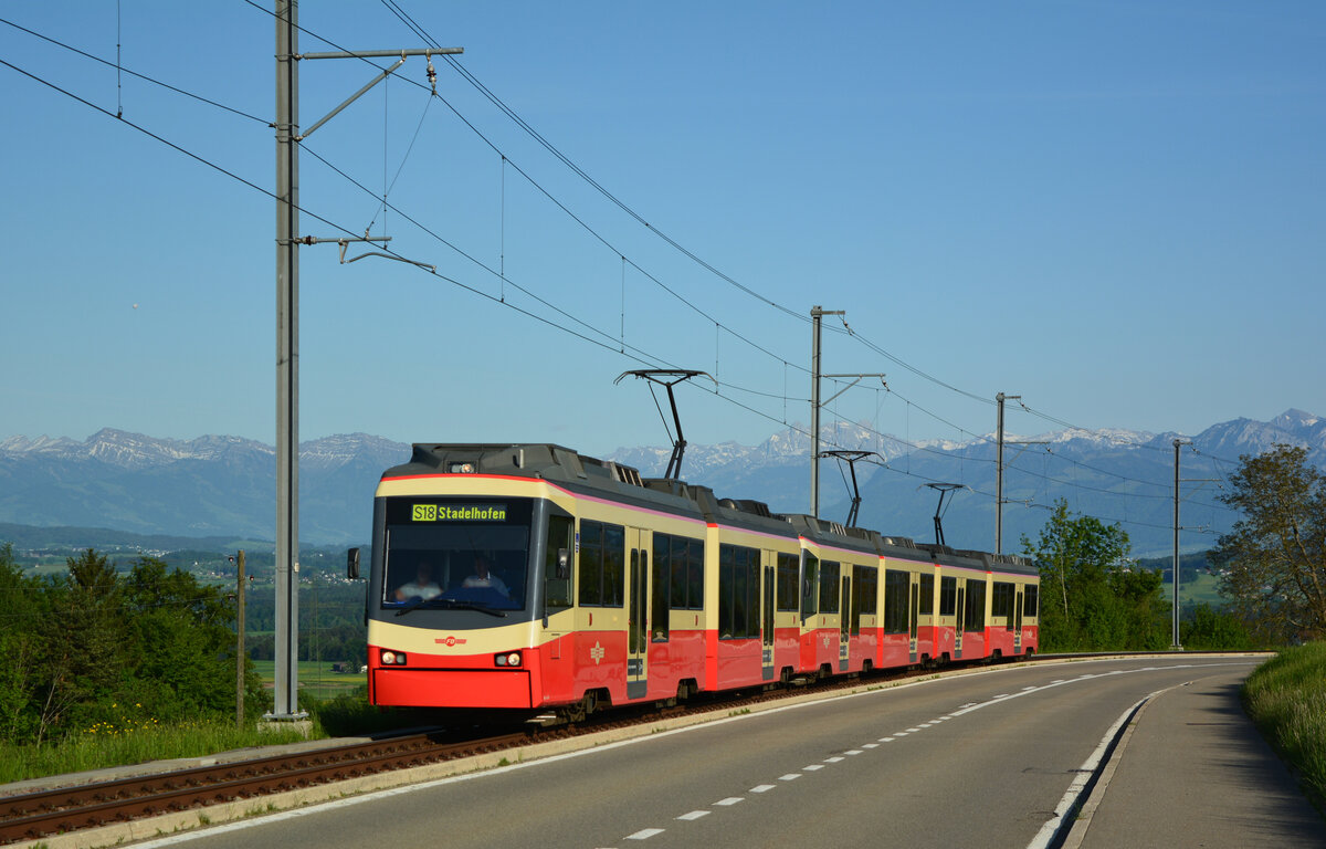 Eine Be 4/6-Dreifachtraktion zwischen Neuhaus und Scheuren am 10.05.2015.