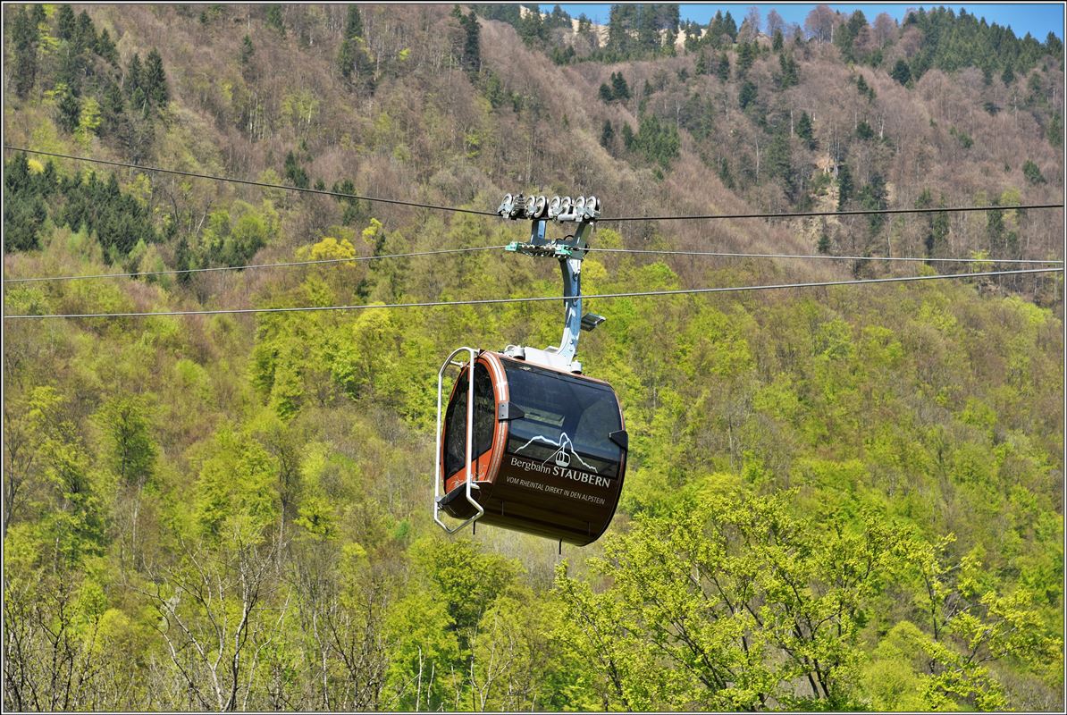 Eine der beiden 8er Gondeln der Bergbahn Staubern. (19.04.2018)
