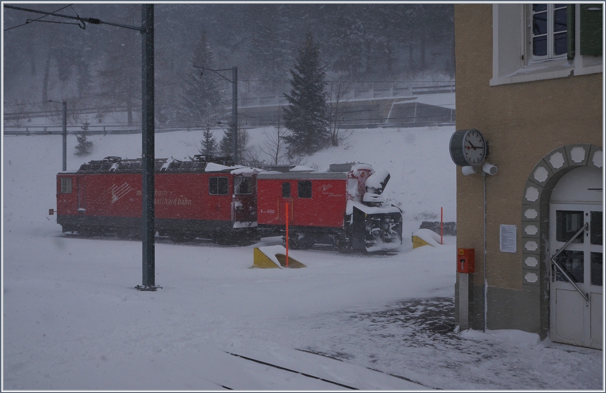 Eine der beiden MGB Ge 4/4 und die Xrot 4932 warten in Hospental auf noch mehr Schnee.
5. Jan. 2017 