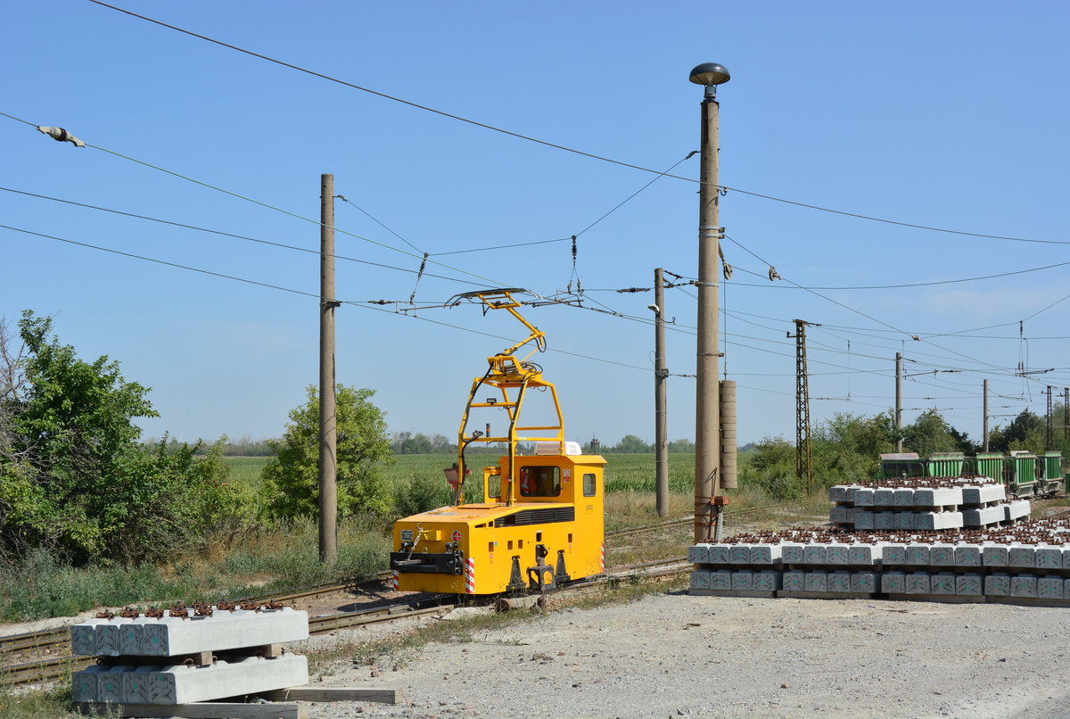 Eine der beiden neuen Werkloks rangiert soenben vor die Wagen zum beladen. Mit den neuen Loks wird die Seilanlage zum beladen nicht mehr benötigt.

Staßfurt 25.07.2019