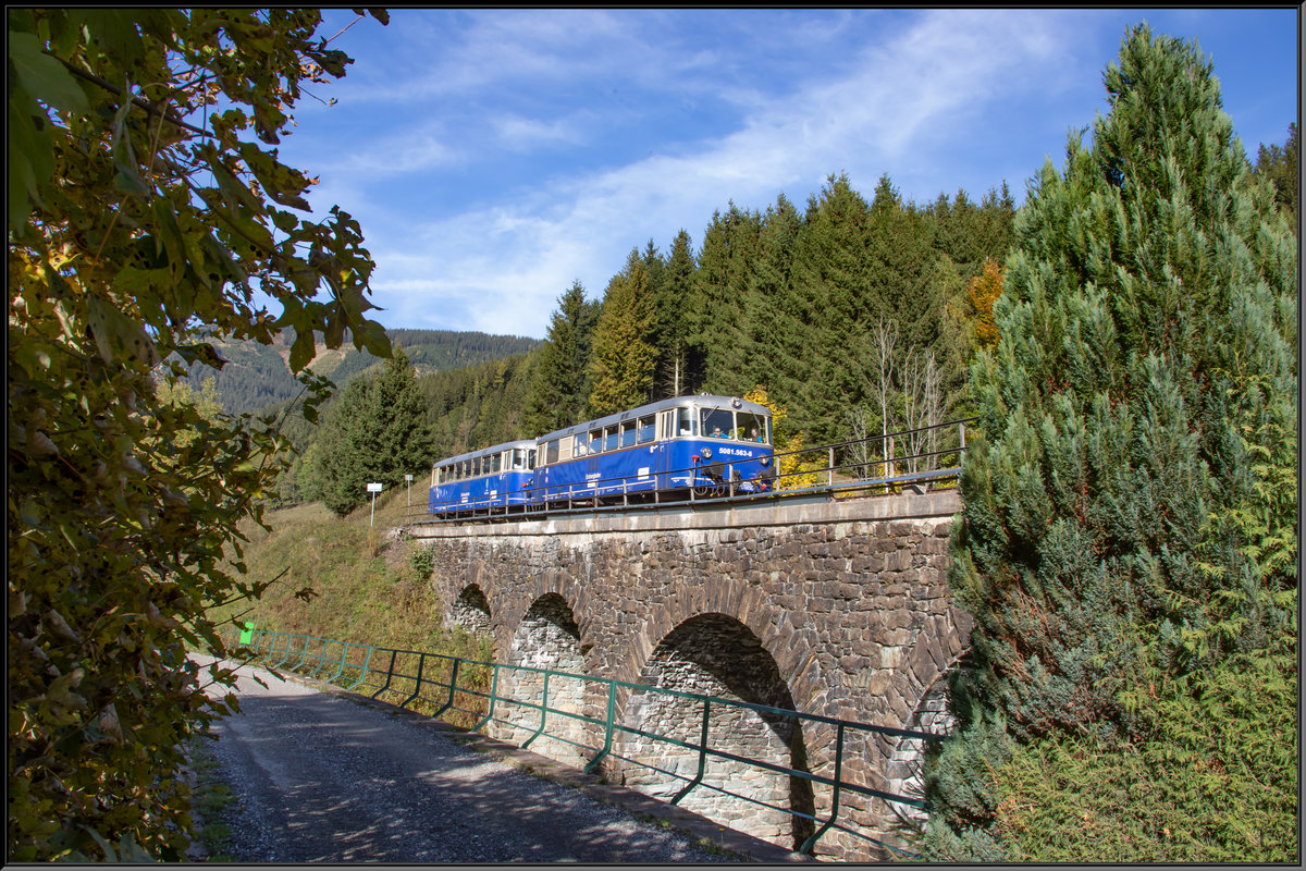 Eine der bekanntesten Fotostellen ist die Einfahrt in den Bahnhof Vordernberg Markt. 
An diesem strahlenden 13.10.2019 posieren die beiden 5081 auf dem Viadukt. 