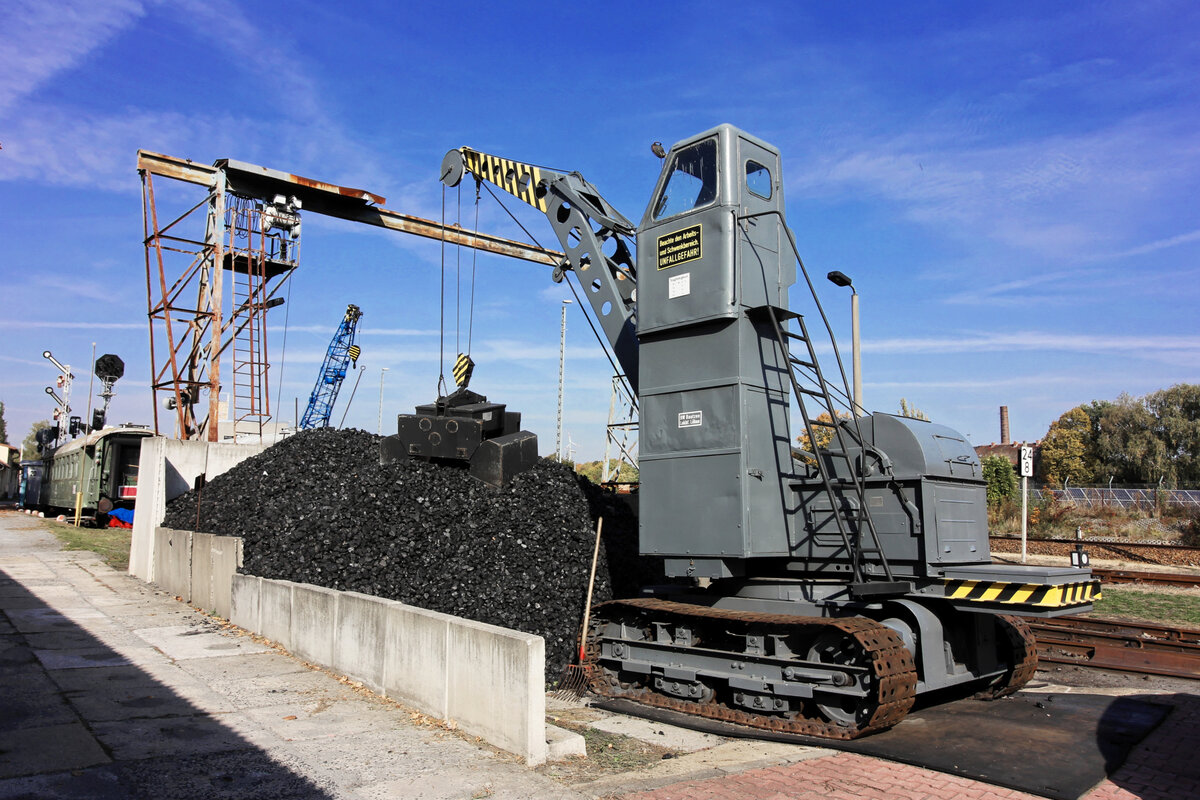Eine  Bekohlungsanlage  als Kettenfahrzeug besitzen die OSEF, aufgenommen im Museumsgelände in Löbau am 10.10.2018. 