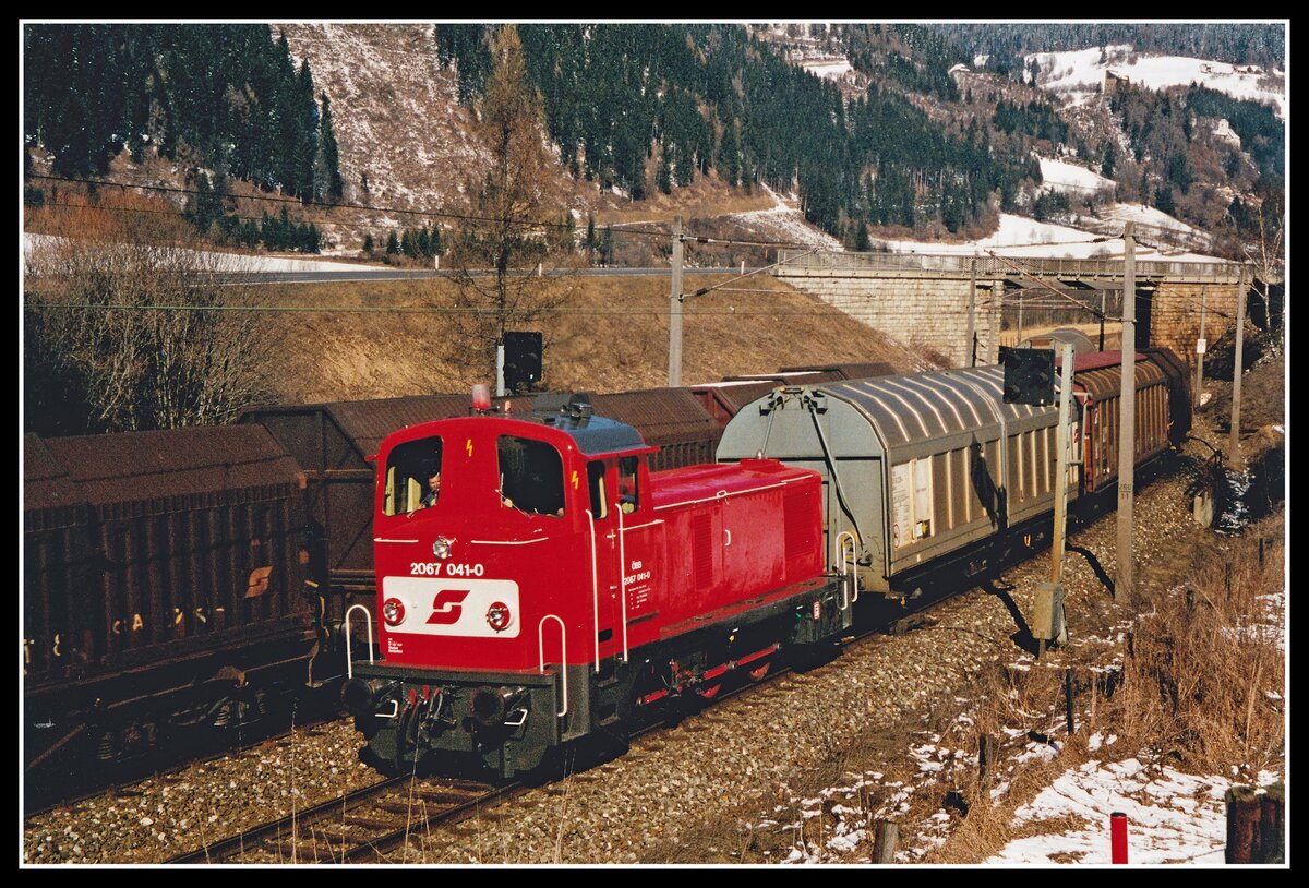 Eine Belastungsprobefahrt der HW-Knittelfeld brachte die 2067 041 am 27.02.2001 auf den Neumarkter Sattel. Hier zu sehen bei Unzmarkt.