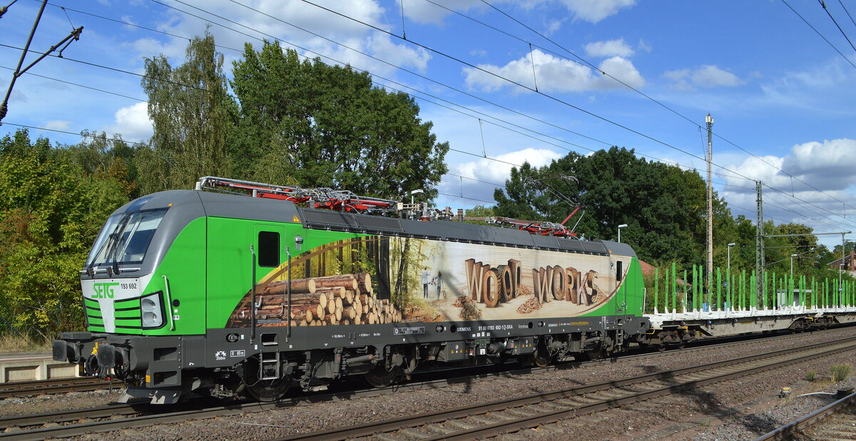 Eine bemerkenswerte Folie trägt die Vectron von SETG - Salzburger Eisenbahn Transport Logistik GmbH, Salzburg [A], die  193 692  [NVR-Nummer: 91 80 6193 692-1 D-SRA], hier mit einem Ganzzug Drehgestell-Flachwagen mit Rungen für Stammholztransporte (leer) am 31.08.22 Durchfahrt Bahnhof Niederndodeleben.