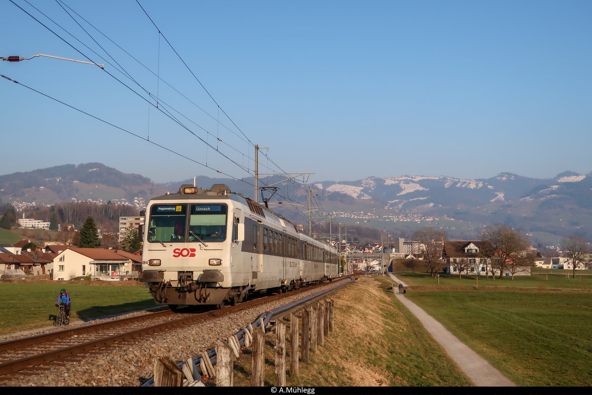 Eine bereits historische Aufnahme des Leermaterialzugs als Rückleistung des Regio 31057. RBDe 561 084 der SOB unterwegs am 01.03.2021 bei Uznach.