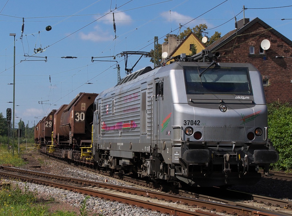 Eine Berühmtheit - Die Marathon Lok - Am 18.01.2014 durfte Akiem 37042 als Zuglok des längsten Güterzuges in Europa dienen. In der Mitte des Zuges lief 37002. 1476 Meter war der Zug lang und wurde auf der Strecke Sebelin - Nimes getestet. Mit bis zu 100 Km/h war der doppelte Güterzug unterwegs. Im Projekt arbeiten neben der SNCF auch (Tochter) Akiem, Alstolm und Vossloh mit. Was der Gigaliner auf der Straße wird der Marathon Zug auf der Schiene, nur wird der Zug ökologischer unterwegs sein und weniger Folgeschäden und Kosten verursachen! 37042 bringt am 03.09.2014 die Suppe von Dillingen nach Völklingen, hier in Bous Saar. Bahnstrecke 3230 Saarbrücken - Karthaus.