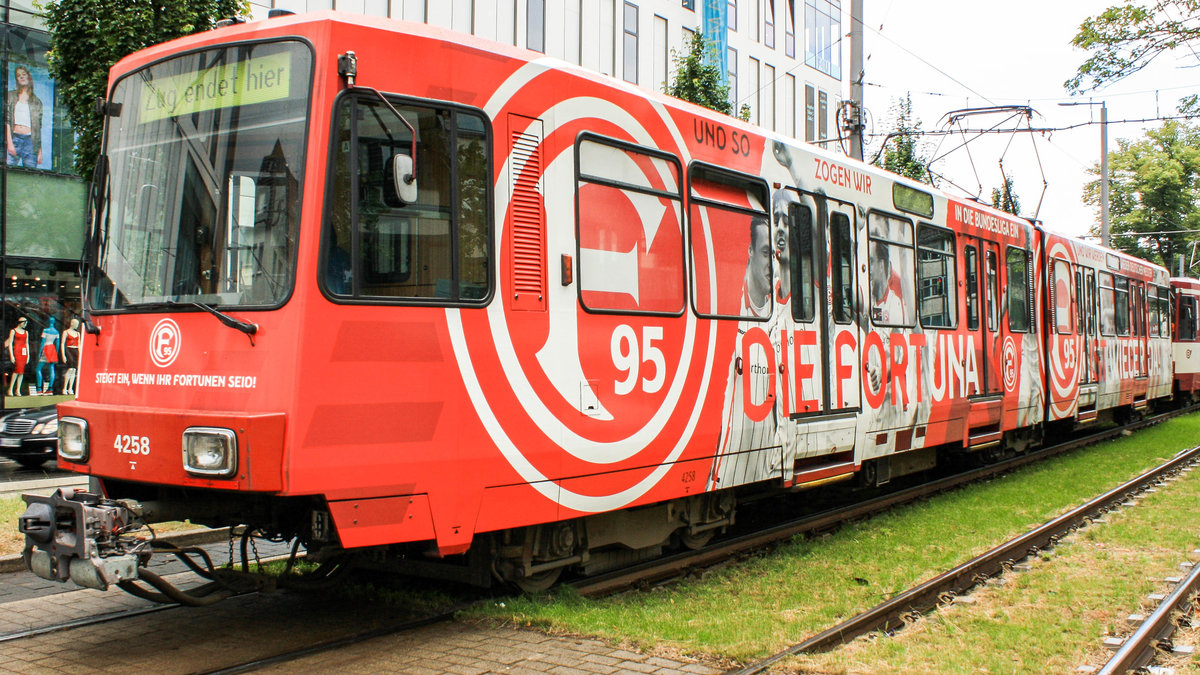Eine besondere Beklebung hat die Rheinbahn an dem B-Wagen 4258 verpasst. Anlässlich, dass Fortuna Düsseldorf in die 1. Bundesliga aufgestiegen ist, wurde die Beklebung angebracht. Eine Düwag Stadtbahn B80 von der Rheinbahn in Krefeld. | Juni 2018 