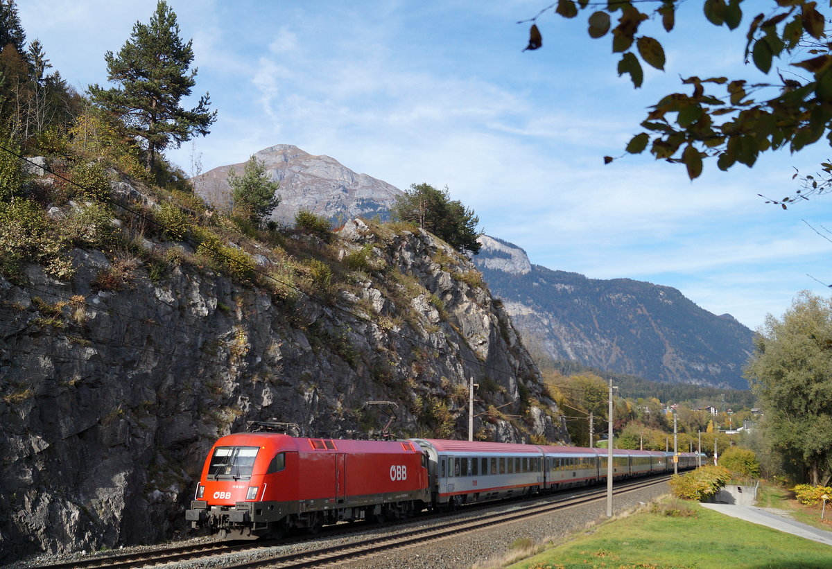 Eine besondere Verbindung auf der Unterinntalbahn stellt der Eurocity  Transalpin  dar, der noch immer mit ÖBB-Reisezugwagen der Bauarten Bmz und Bmpz geführt wird. Am österreichischen Nationalfeiertag zieht die 1116 091 den auf die Minute pünktlichen EC 164 (Graz Hbf - Zürich HB) bei Wiesing durch die herbstliche Idylle und wird in Kürze in Jenbach einen kurzen Zwischenhalt einlegen, 26.10.2018.