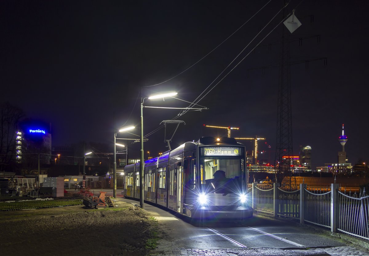 Eine Besonderheit im Düsseldorfer Straßenbahnnetz ist das Gleisdreieck am S-Bahnhof Düsseldorf-Hamm. Wagen 2210 hat selbiges soeben befahren, und konnte dort am Abend des 24.2.2019 vor der Kulisse von Medienhafen und Rheinturm abgelichtet werden.