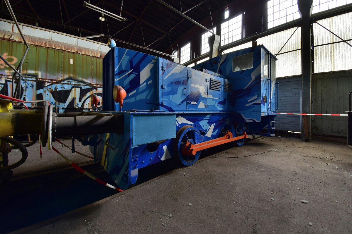 Eine besonders ausgefallene Lackierung bot die Kleinlok L1 von Krupp aus dem Jahre 1936. Lok Lok wurde am 22.4.1936 an Krupp an den Versuchsplatz Meppen ausgeliefert. Später ging sie an die Deutsche Texaco AG Werk Meerbeck. 1988 gehörte sie dann zu der DEA Mineralöl AG, Rheinkamp. In den 90ern erhielt der Verein Freunde des Bahnbetriebswerks Bismarck Förderverein e. V. die Lok. Am 19.3.2015 wurde sie vom Schalke Spieler Marco Höger auf den Namen Blue-Marco-Power getauft und von Benjamin Veltum lackiert.

Gelsenkirchen 07.01.2023