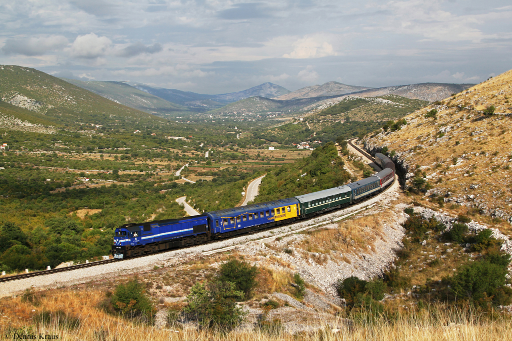 Eine besonders bunte Zugzusammenstellung bot am 28.08.2013 der B 1204. Hinter der kroatischen Lok 2044 001 folgen je ein tschechischer, russischer, ungarischer Wagen, dann zwei slowakische und am Schluss nochmal zwei ungarische Personenwagen. Aufgenommen bei Prgomet