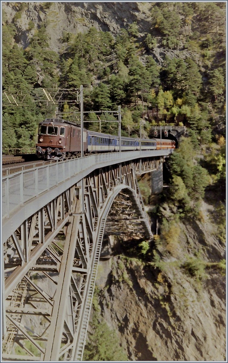 Eine BLS Re 4/4 ist mit dem EC  90 Vauban auf dem Bietschtalviadukt Richtung Norden unterwegs.
Gescantes Negativ)
18. Okt. 1994
