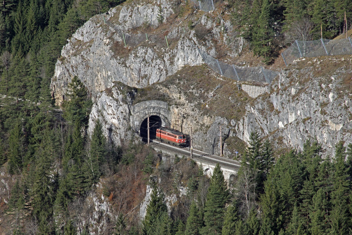 Eine blutorange 1142 hat am 23.11.2017 den Krauseltunnel durchfahren und strebt dem Bahnhof Breitenstein zu. Das Bild entstand von Zwanzig - Schilling - Blick unter Verwendung eines Teleobjekivs.