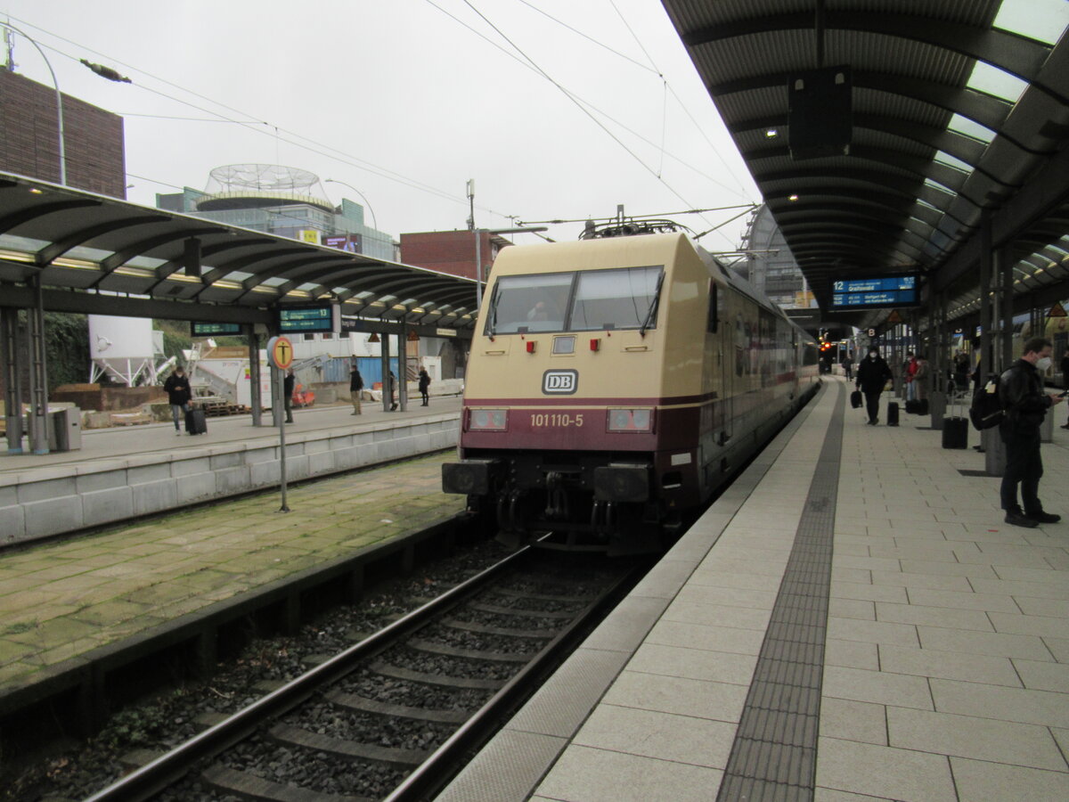 Eine Br 101 in Sonderlackierung vor einem IC im Hamburger Hauptbahnhof. 21.06.22 Hamburg