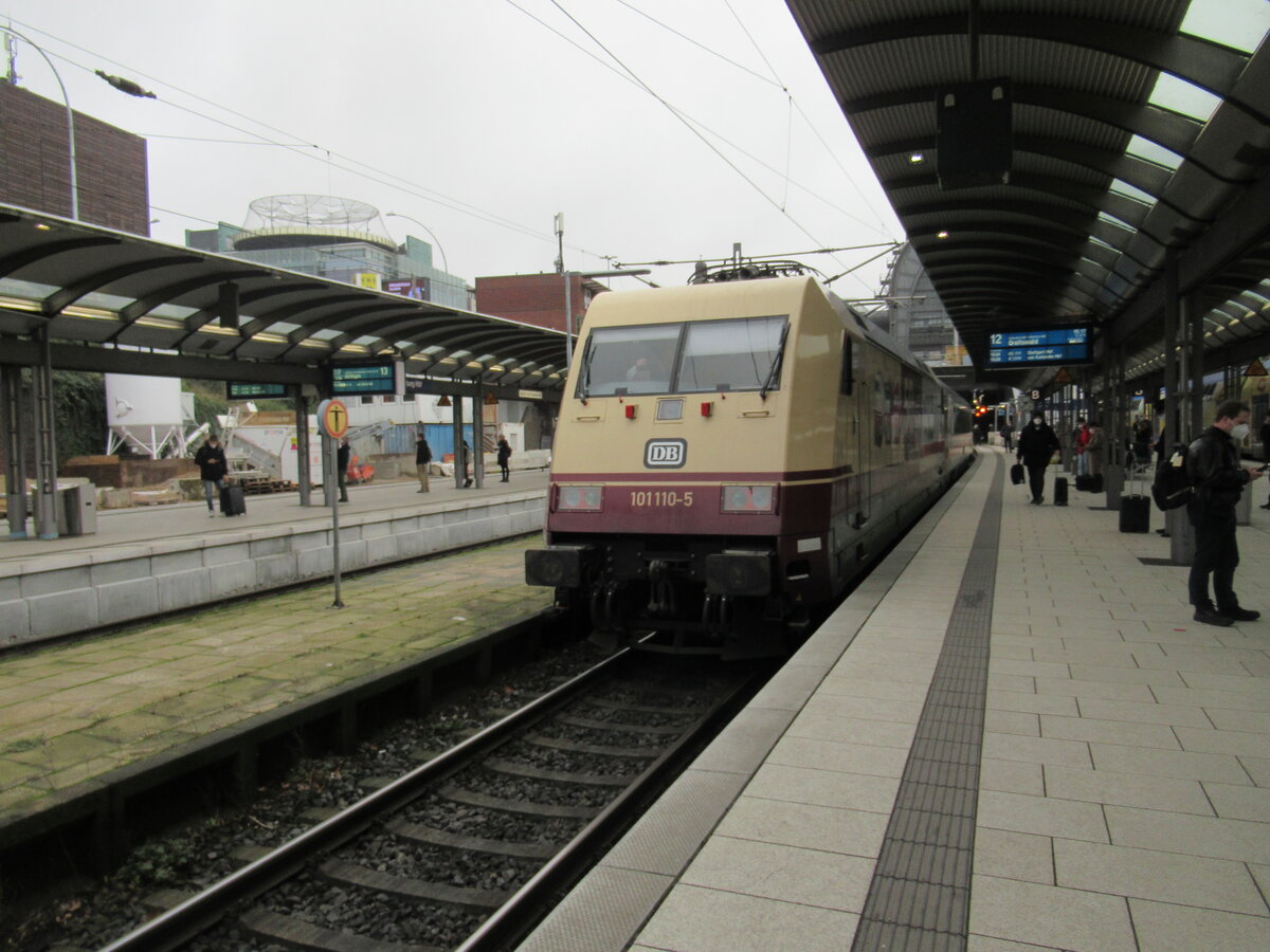 Eine Br 101 in Sonderlackierung vor einem IC im Hamburger Hauptbahnhof. 21.06.22 Hamburg