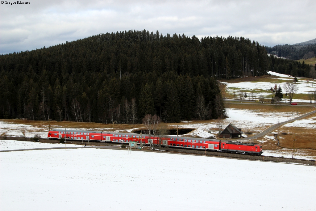 Eine BR 143 mit einer RB nach Seebrugg bei Hinterzarten. Aufgenommen am 01.03.2014.