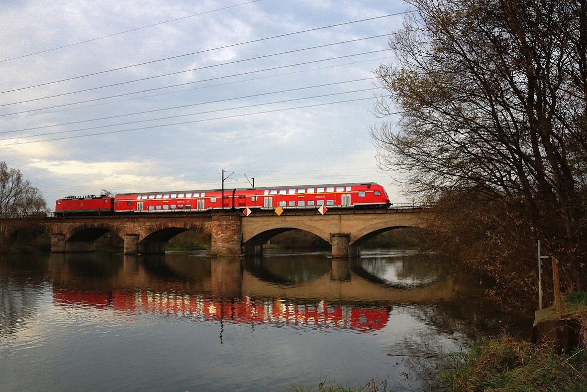 Eine BR 143 der S-Bahn Mitteldeutschland (DB Regio Südost) als S 37742 (S7) von Halle(Saale)Hbf Gl. 13a nach Halle-Nietleben überquert die Saalebrücke bei Böllberg-Wörmlitz in Halle (Saale) auf der Bahnstrecke Halle–Hann. Münden (KBS 590). [4.11.2017 | 15:33 Uhr]