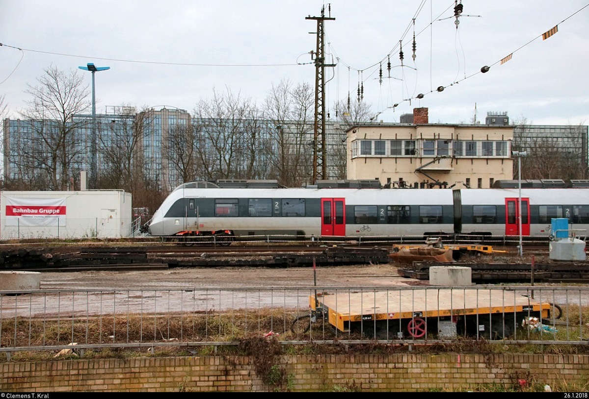 Eine BR 1442 (Bombardier Talent 2) der S-Bahn Mitteldeutschland (MDSB II | DB Regio Südost) als Tfzf durchfährt das westliche Gleisvorfeld von Halle(Saale)Hbf, vorbei am Stellwerk Hp 4. Aufgenommen von der Delitzscher Straße. [26.1.2018 | 15:48 Uhr]