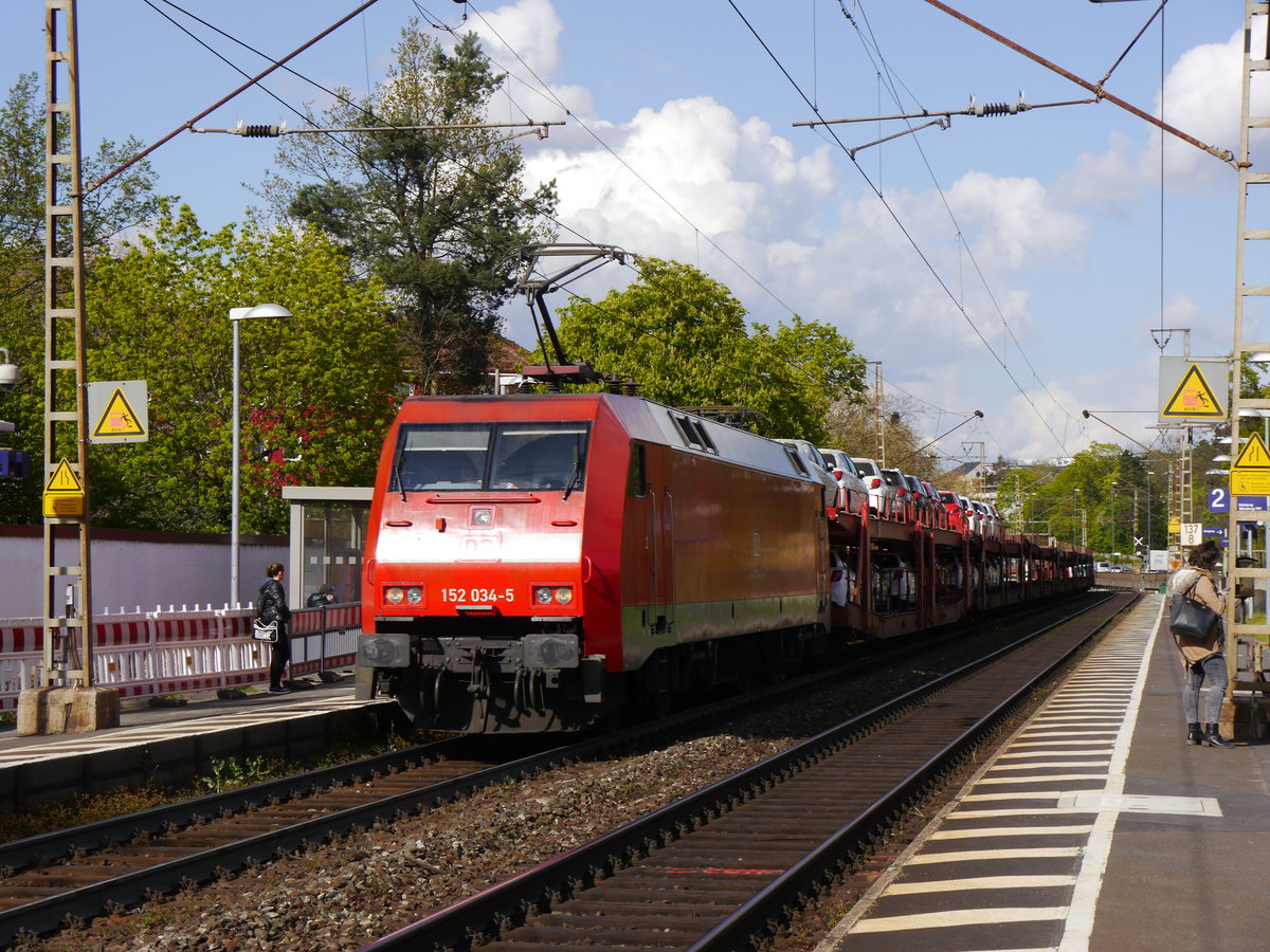 Eine Br. 152 zieht ihren Güterzug durch Würzburg-Süd durch in Richtung Treuchtlingen.