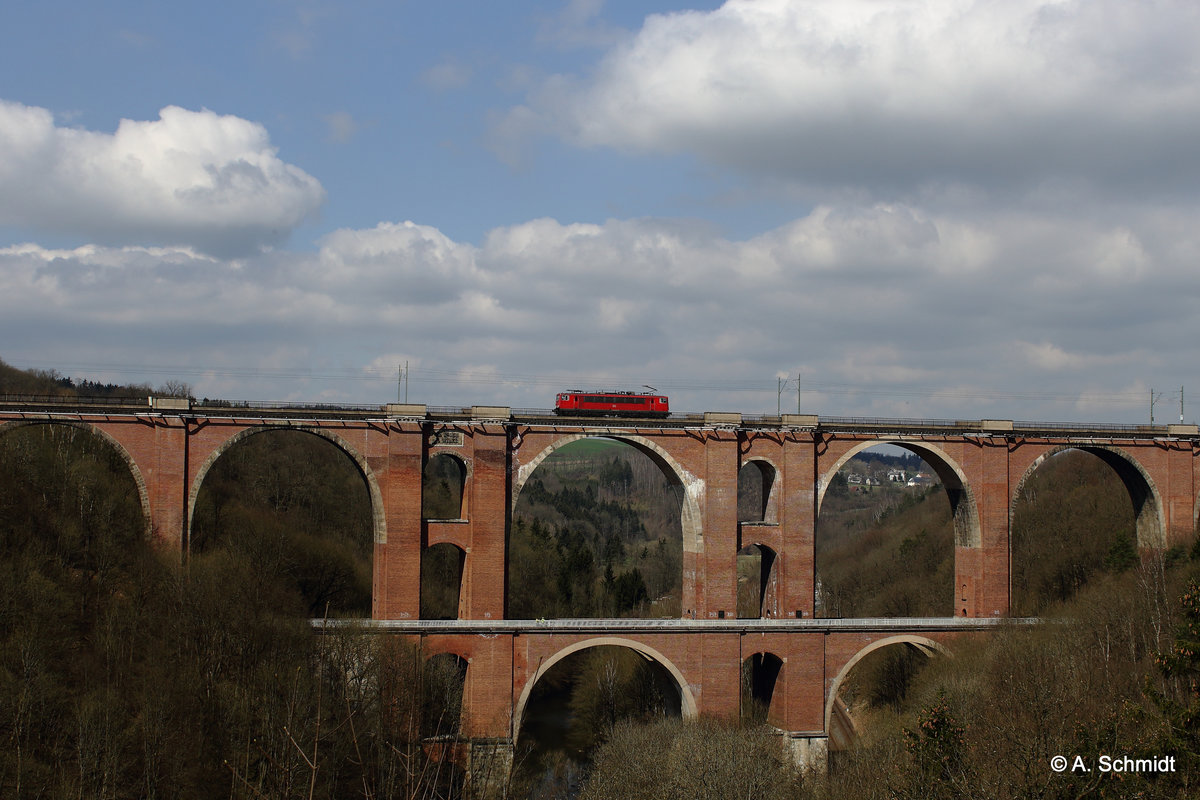 Eine BR 155 als Lz-Leistung auf dem Weg nach Hof ppassiert hier die Elstertalbrücke bei Jocketa am 10.04.2016