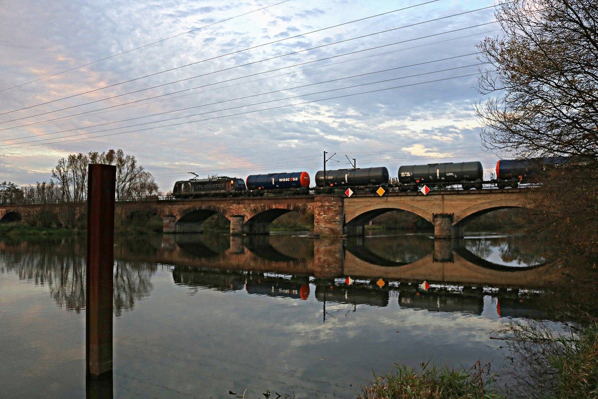 Eine BR 185 der CTL Logistics GmbH als Kesselzug überquert die Saalebrücke bei Böllberg-Wörmlitz in Halle (Saale) auf der Bahnstrecke Halle–Hann. Münden (KBS 590) Richtung Lutherstadt Eisleben. [4.11.2017 | 16:31 Uhr]