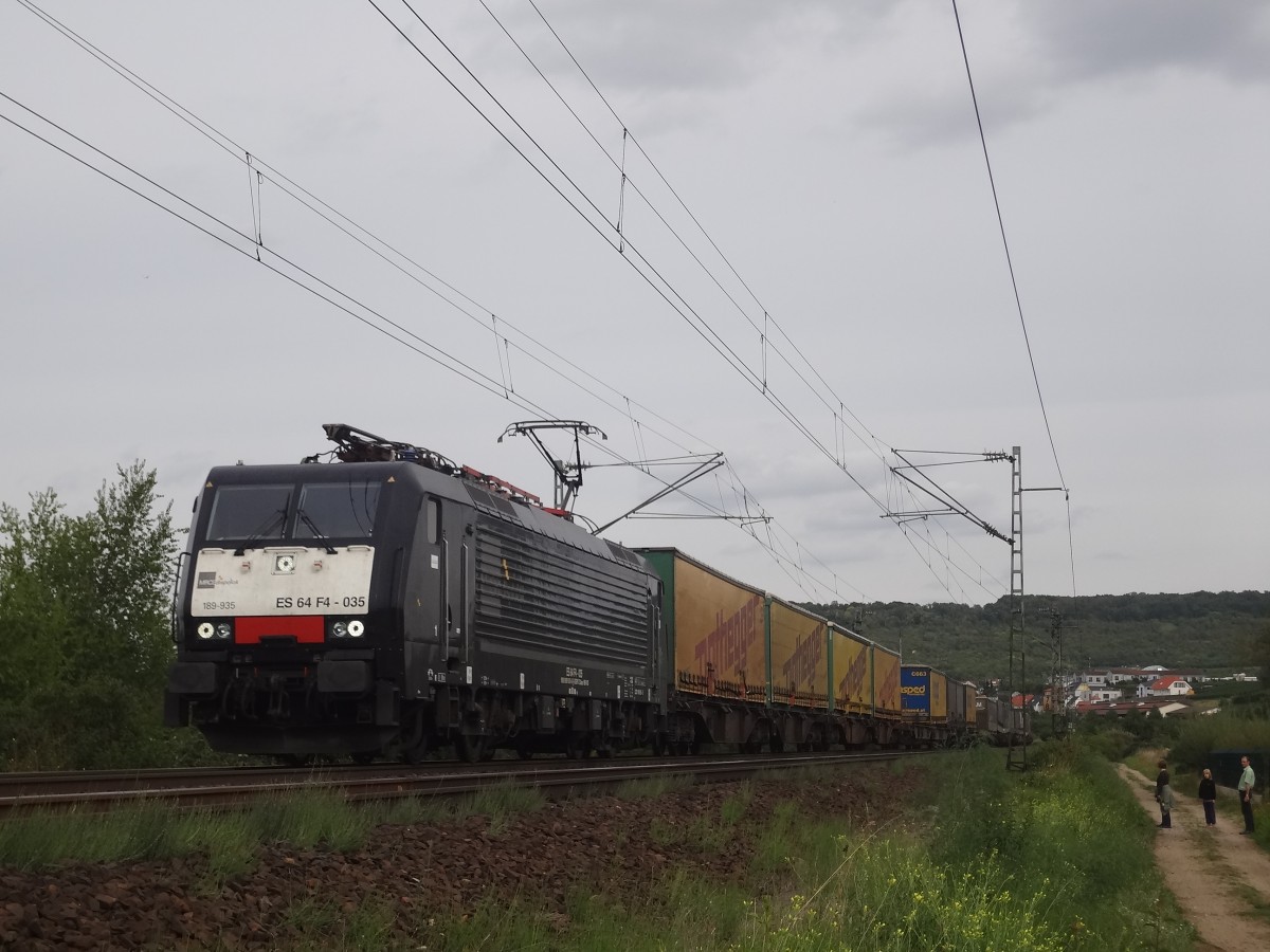 Eine BR 189 der MRCE fhrt mit einem Gterzug linksrheinisch Richtung Koblenz, hier bei Gau-Algesheim. (Sommer 2013)
