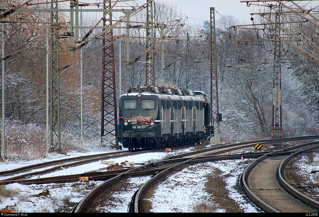 Eine BR 202 und vier Loks der Baureihe 140 der EBS Erfurter Bahnservice GmbH, darunter 140 815-2, sind im Vorfeld von Naumburg(Saale)Hbf abgestellt. Teleaufnahme vom Bahnsteig. [4.2.2018 | 15:47 Uhr]