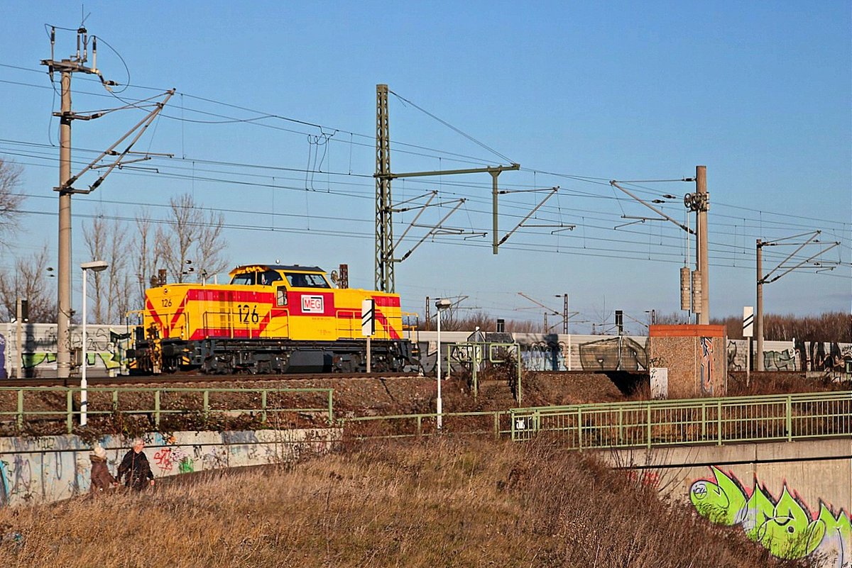 Eine BR 203.7 (Alstom H3 | Lok 126) der Mitteldeutschen Eisenbahngesellschaft mbH (MEG) als Tfzf fährt in Halle (Saale), Kasseler Straße, auf der Bahnstrecke Halle–Hann. Münden (KBS 590) Richtung Angersdorf. [29.12.2017 | 13:30 Uhr]