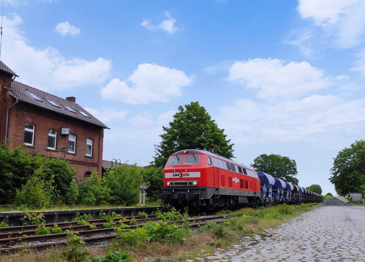 Eine BR 218 der Lappwaldbahn fährt am 23.05.2020 mit einem Schotterzug über die TWE. Hier macht er gerade am Bahnhof Bad Iburg Mittagspause.