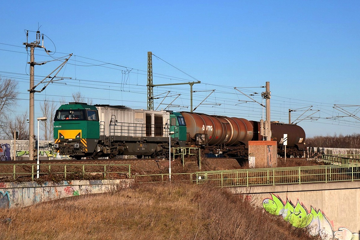 Eine BR 272 (Vossloh G 2000 BB) als Kesselzug befährt in Halle (Saale), Kasseler Straße, das Verbindungsgleis zur Bahnstrecke Halle–Bebra (KBS 580) in südlicher Richtung. [29.12.2017 | 13:54 Uhr]